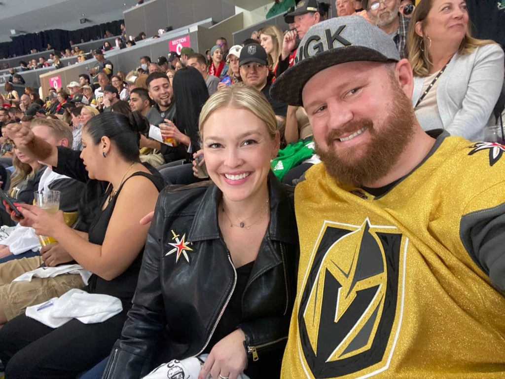 Andrew et son épouse à un match des Vegas Knights